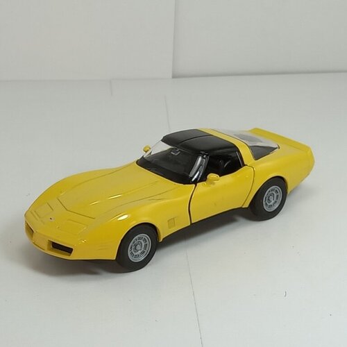 Металлическая машинка 1:34-1:39 CHEVROLET CORVETTE 1982г, желтый 43716D Welly