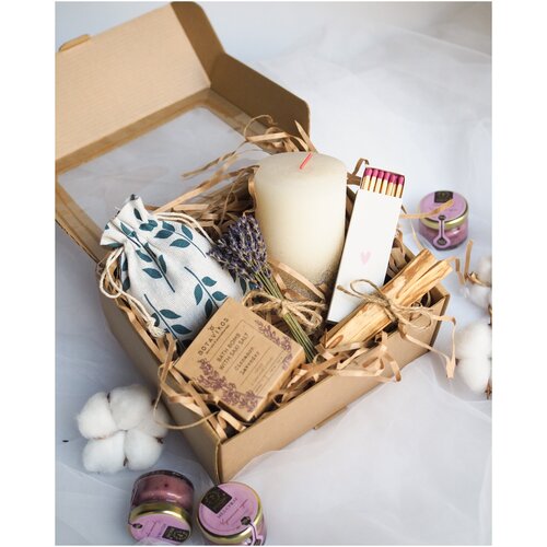 Подарочный набор с бомбочкой для ванны, свечой и ароматной лавандой