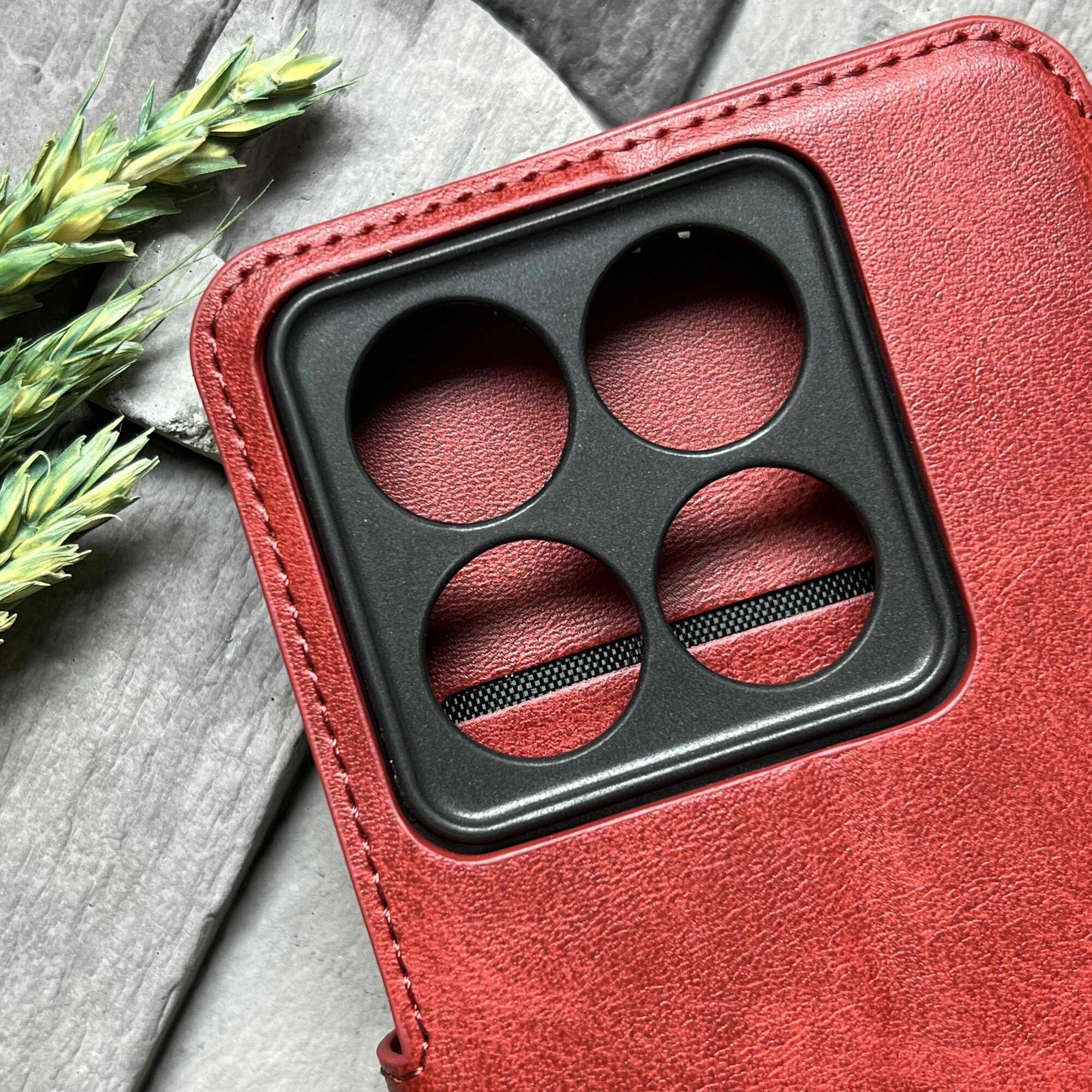 Чехол книжка для Xiaomi 14T Pro кожаный с магнитной застежкой / Сяоми 14Т Про с хлястиком, с функцией подставки, красный — фото 1