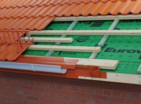 Вентиляционная карнизная лента Eurovent EAVES GRATE 100х5000мм RAL 8019, 1шт