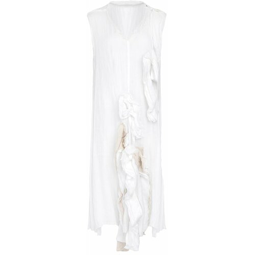Белое платье с необработанными краями - идеальный вариант для летних прогулок. Свободный крой изделия визуально корректирует фигуру. Модель выполнена из натурального льна и украшена рюшами.