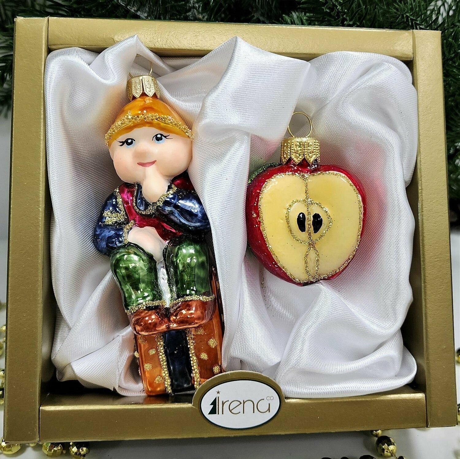 Набор стеклянных елочных игрушек Irena-Co Гном на подарке и яблочко
