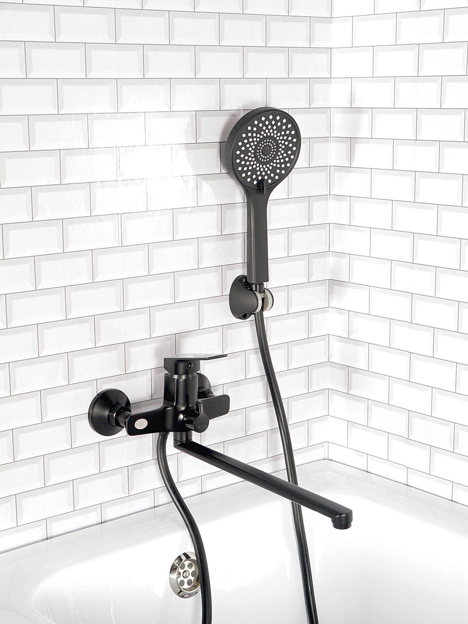 Смеситель для ванны Diadonna, черный, латунь, одно рычажный, длинный поворотный излив — фото 1