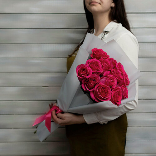 Изображение товара 13 малиновых роз Эквадор, 50 см, в упаковке, от Букет Маркет