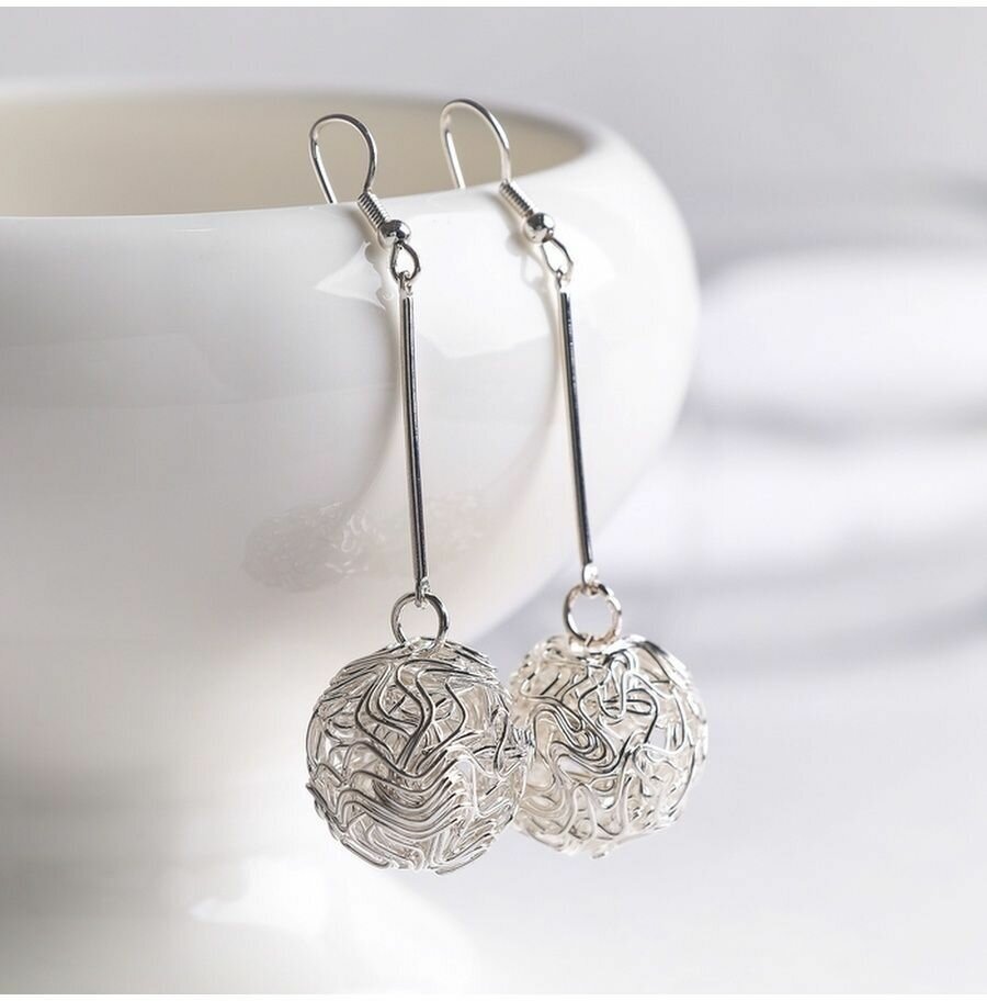 фото Серьги висячие "Шарик" переплетение, цвет светлое серебро 1738259