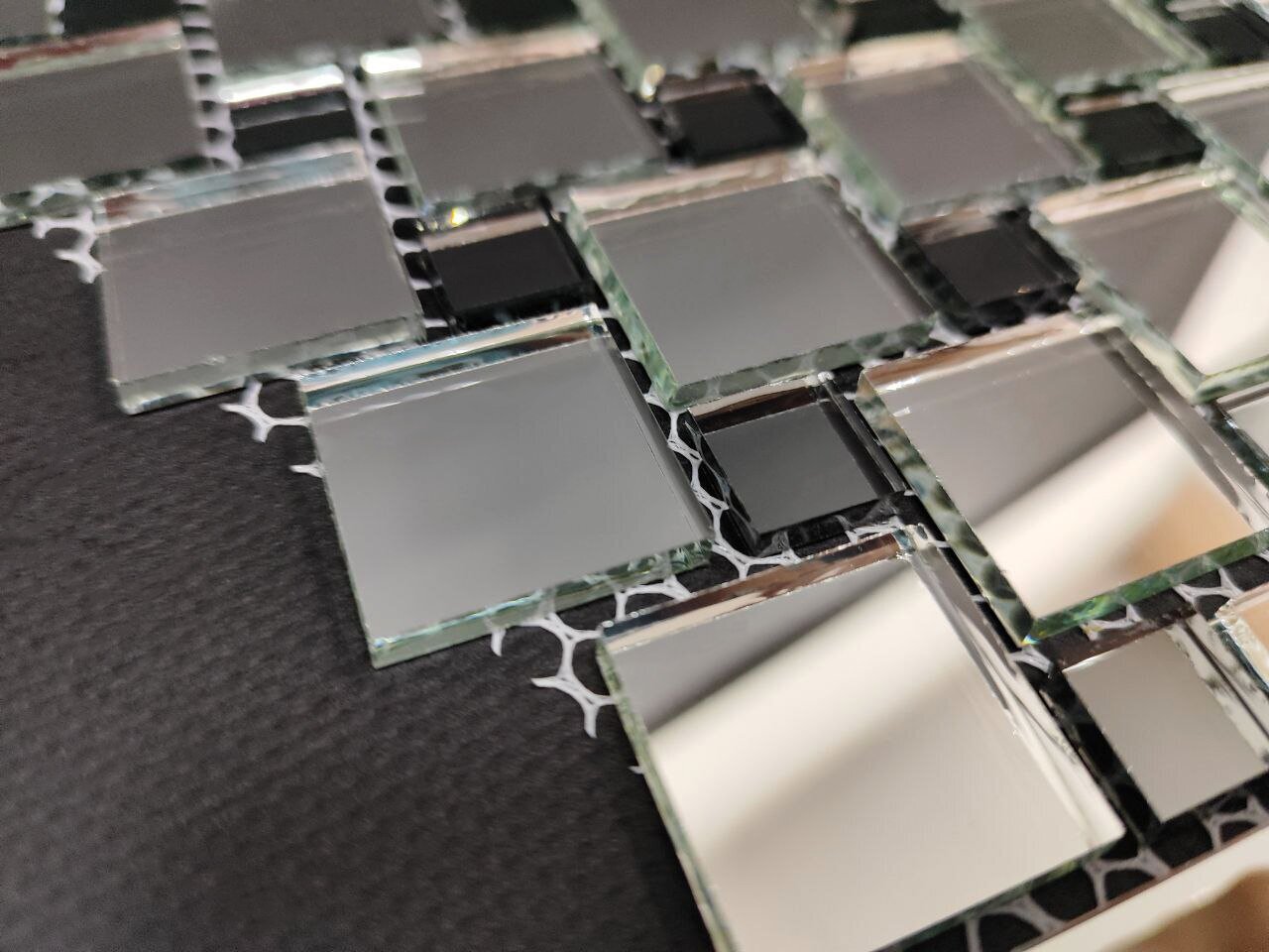 Зеркальная мозаика на сетке 300х300 мм, серебро 70%, графит 30% (10 листов) - фотография № 5