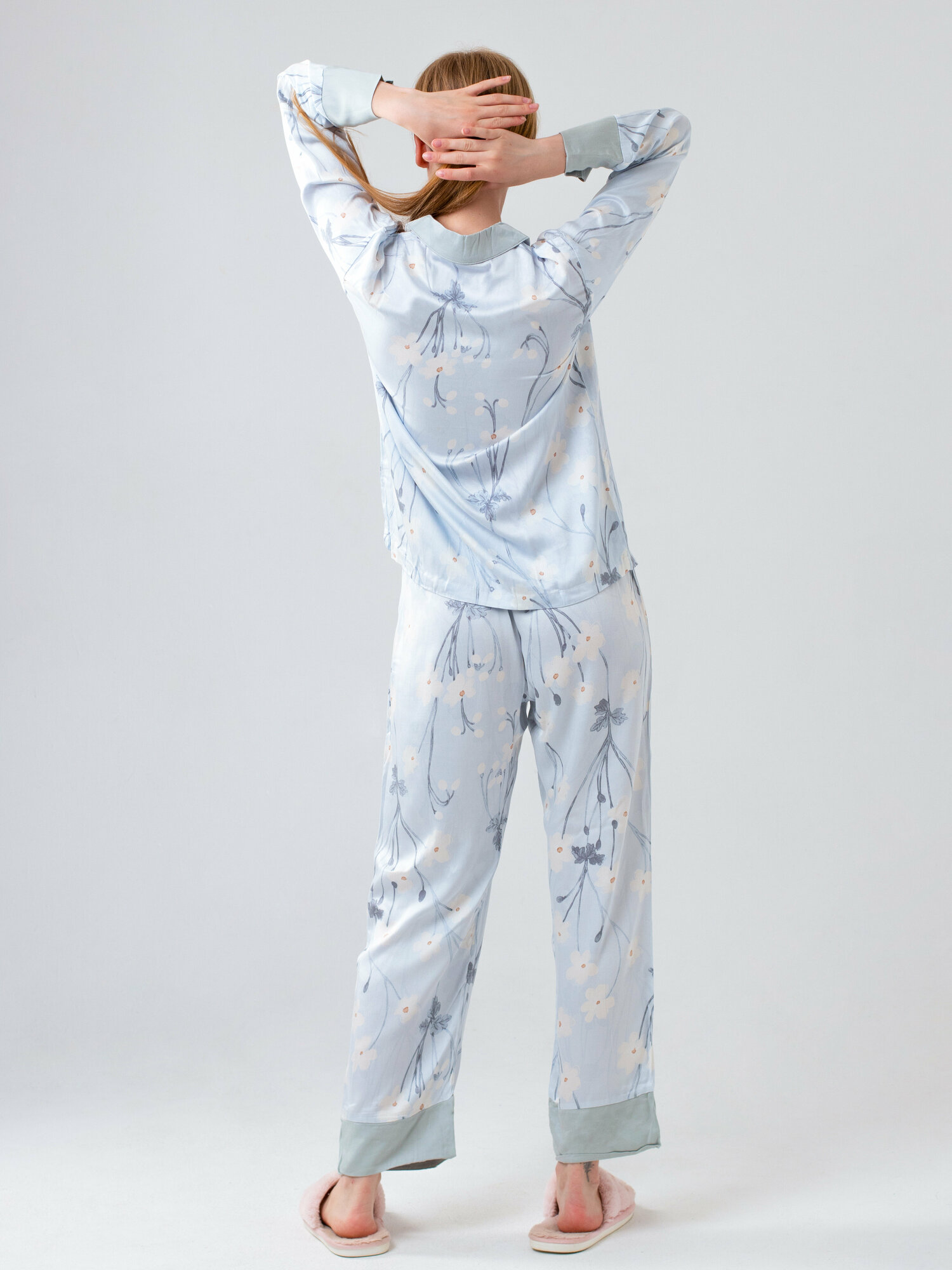 Домашний костюм-пижама голубая шелковая женская с брюками и рубашкой S - фотография № 4