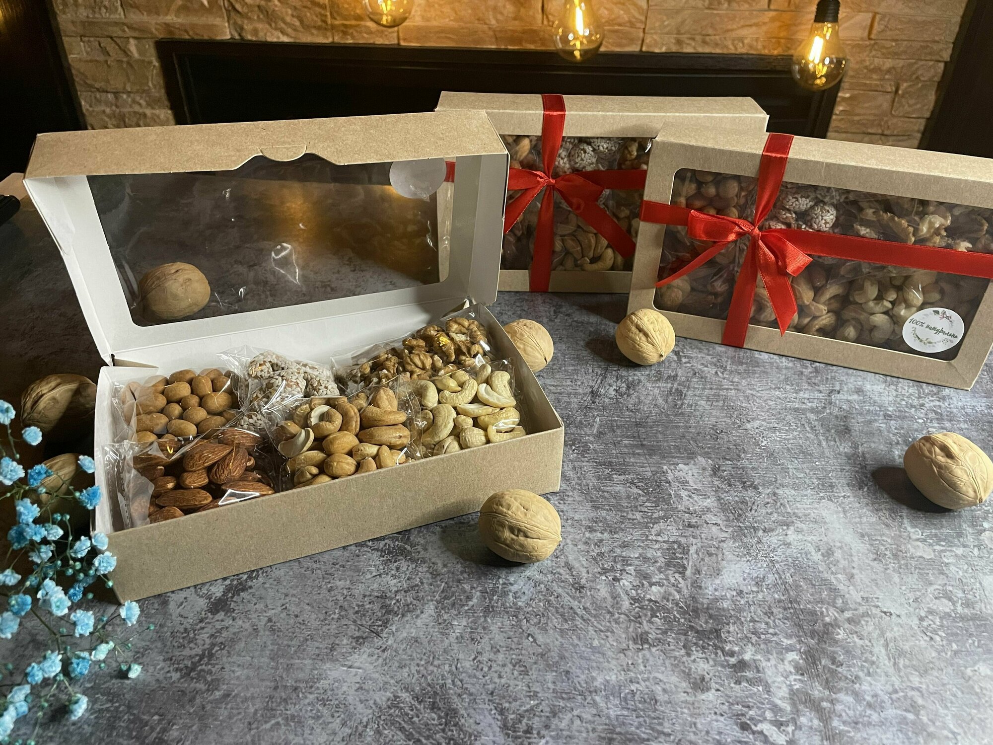 Подарочный набор орехов "Ореховый Микс 300 грамм": грецкий, миндаль, кешью, арахис в кунжуте, арахис в кокосовой глазури - фотография № 2