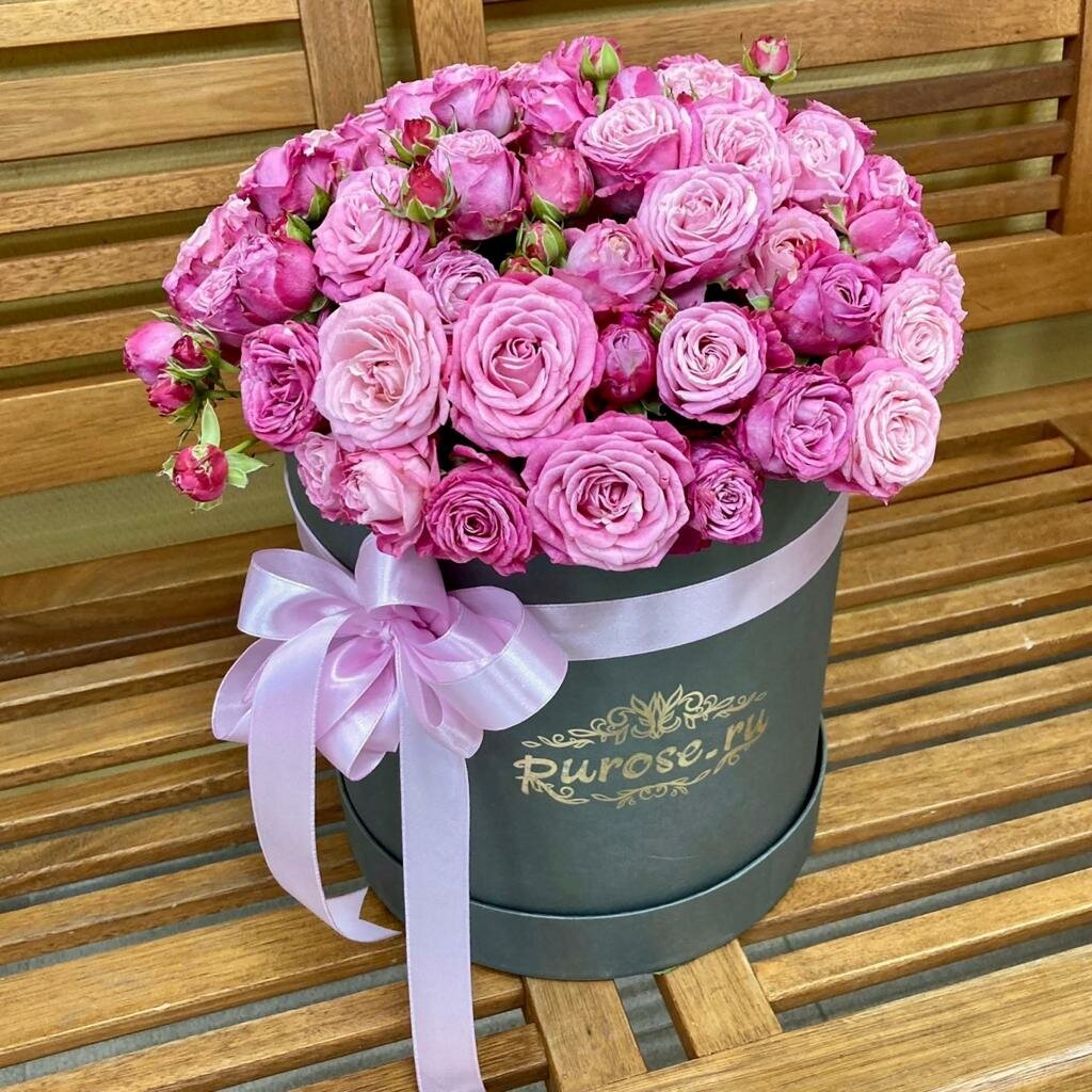 Коробка из 19 кустовых пионовидных роз Леди Бомбастик