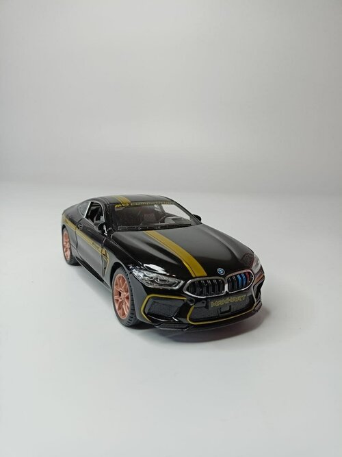 Коллекционная машинка игрушка металлическая BMW M8 для мальчиков масштабная модель 1:24 черно-золотая