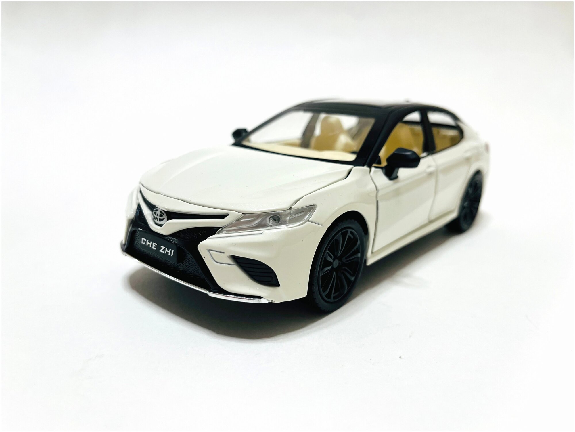 Металлическая машинка Toyota Camry CHE ZHI sport Тойота Камри спорт (белый) 20см, масштаб 1:24, Коллекционная модель, Инерционная машинка