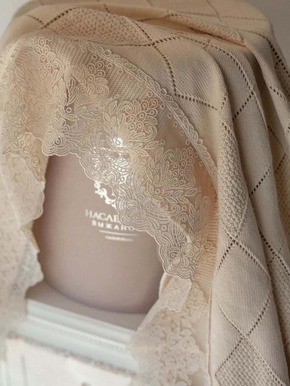 фото Плед детский с кружевом 95х95 см