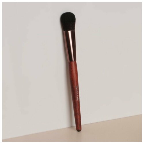 jane iredale кисть для нанесения макияжа white fan brush для румян скульптора бронзера хайлайтера Кисть для макияжа «Brush WOOD»