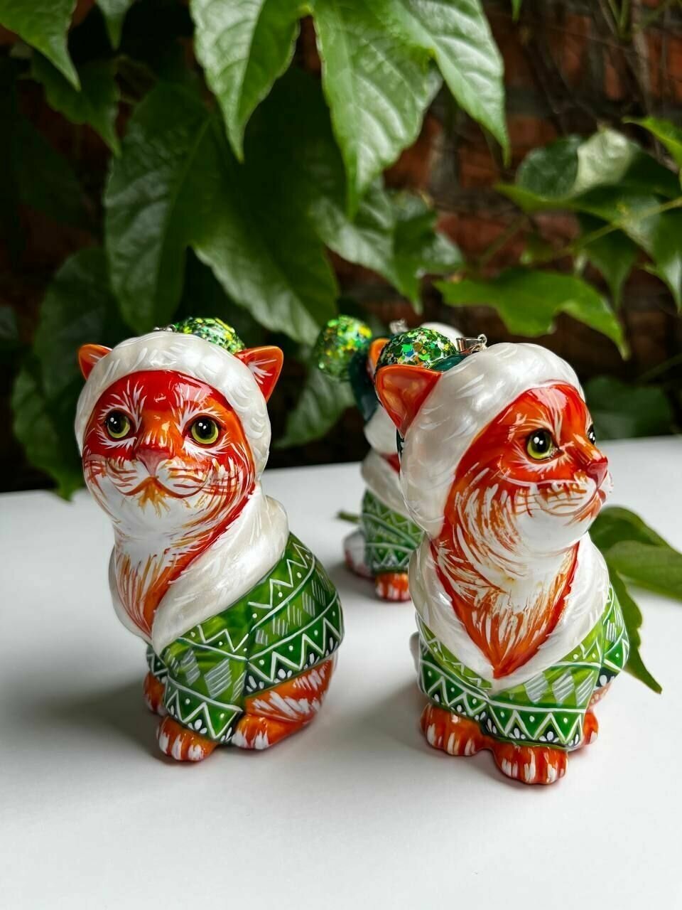 фото Фигурка интерьерная из фарфора статуэтка Кошечка Рыжая в зелёном