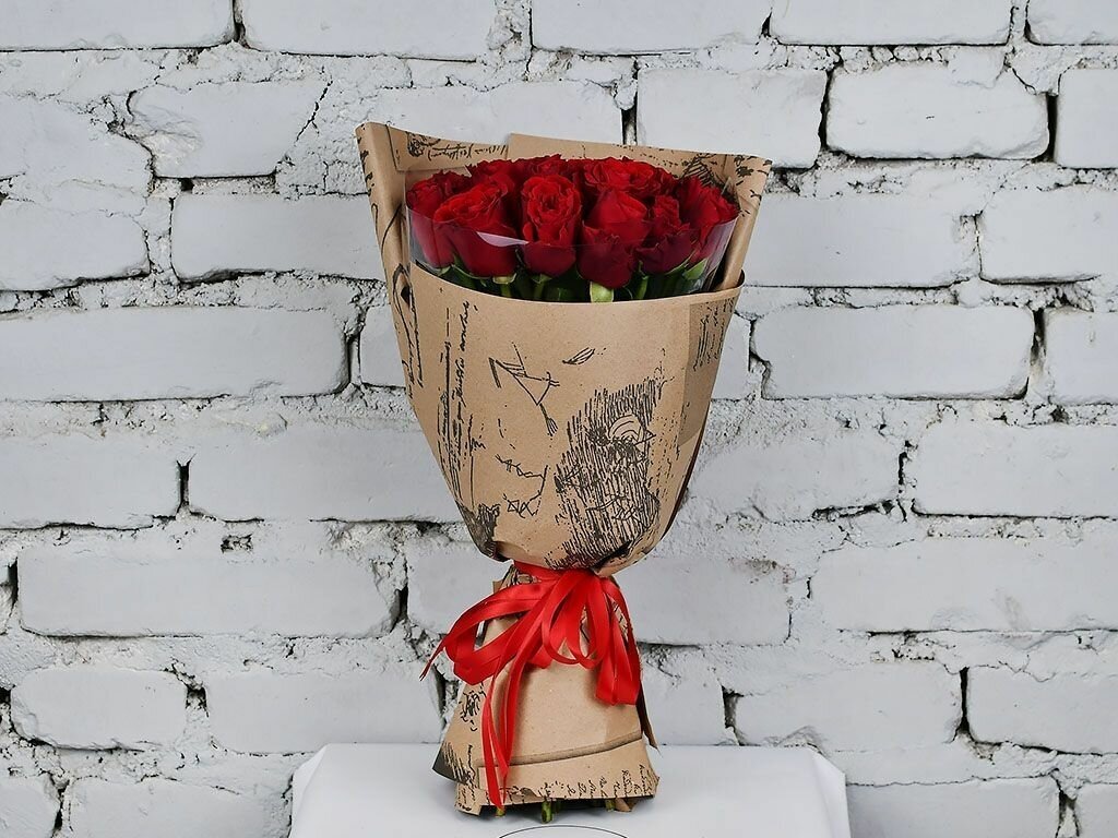 Букет 19 роз красные Кения 40 см. в упаковке