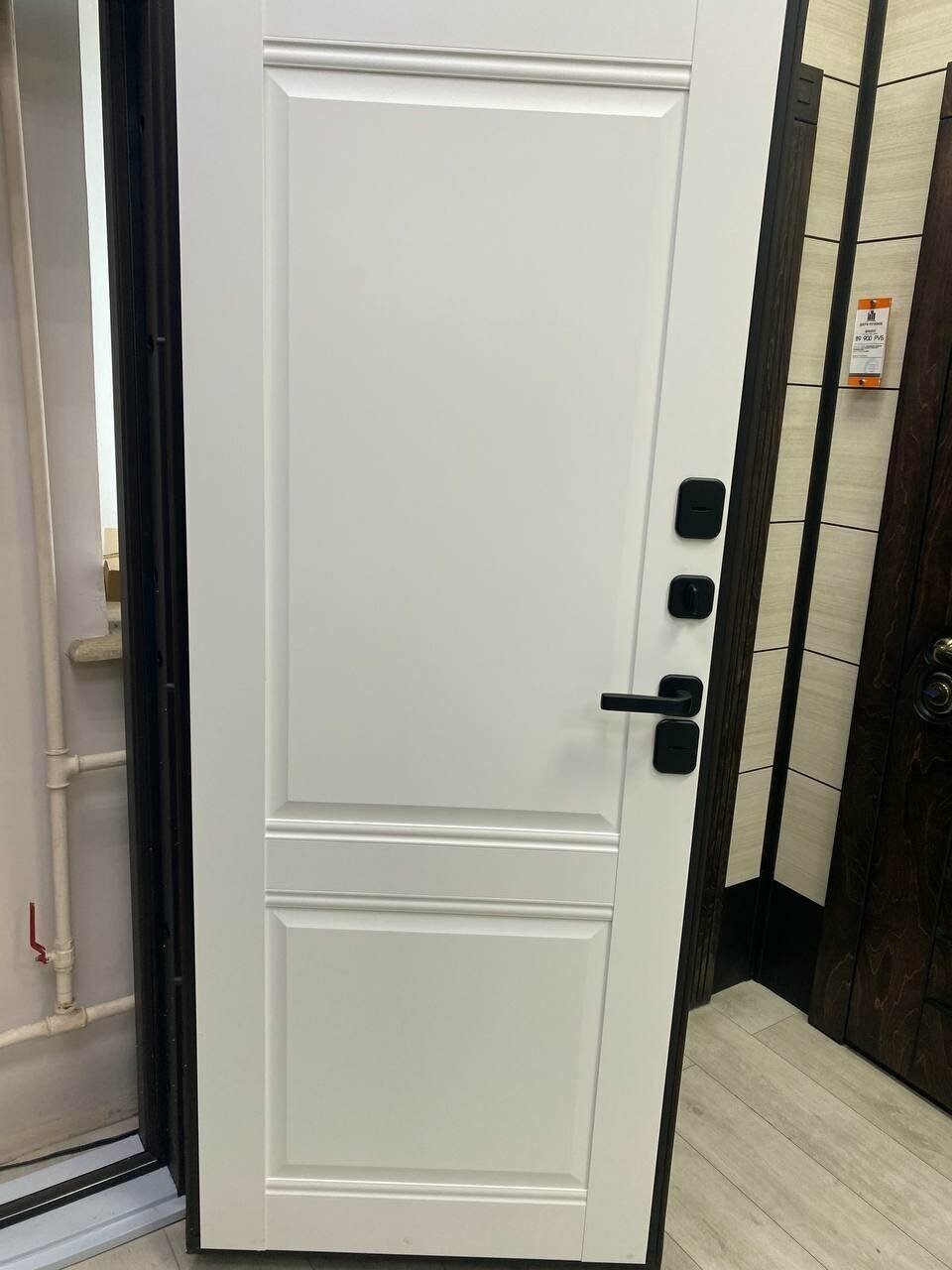 Входная дверь в дом винтер термо внешняя отделка муар мокко , внутренняя панель ПВХ аляска, цвет белый , размер по коробке 880х2050, правая - фотография № 3