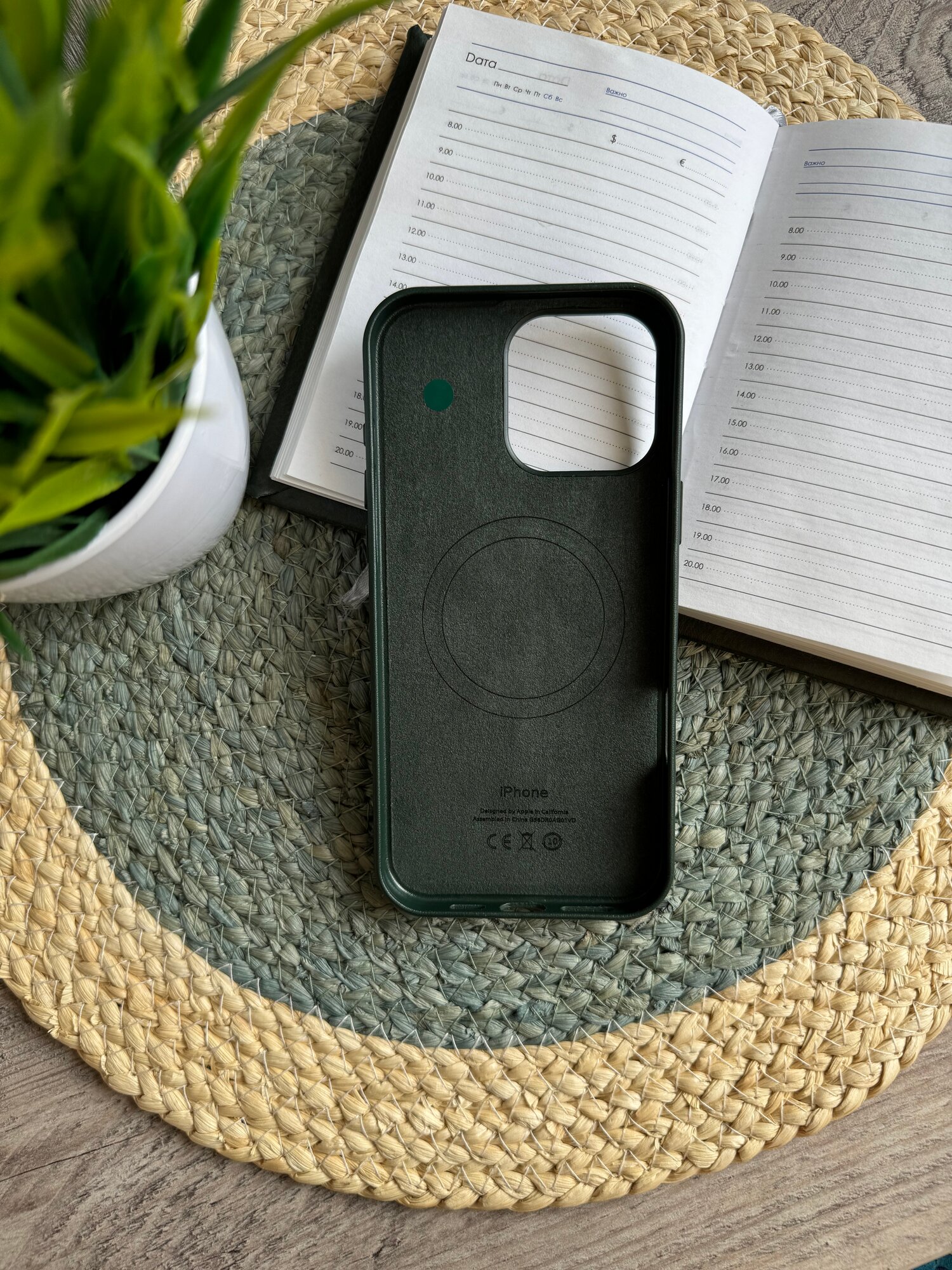 Чехол зеленый для IPhone 14 Pro Leather Case с анимацией и функцией MagSafe — фото 1