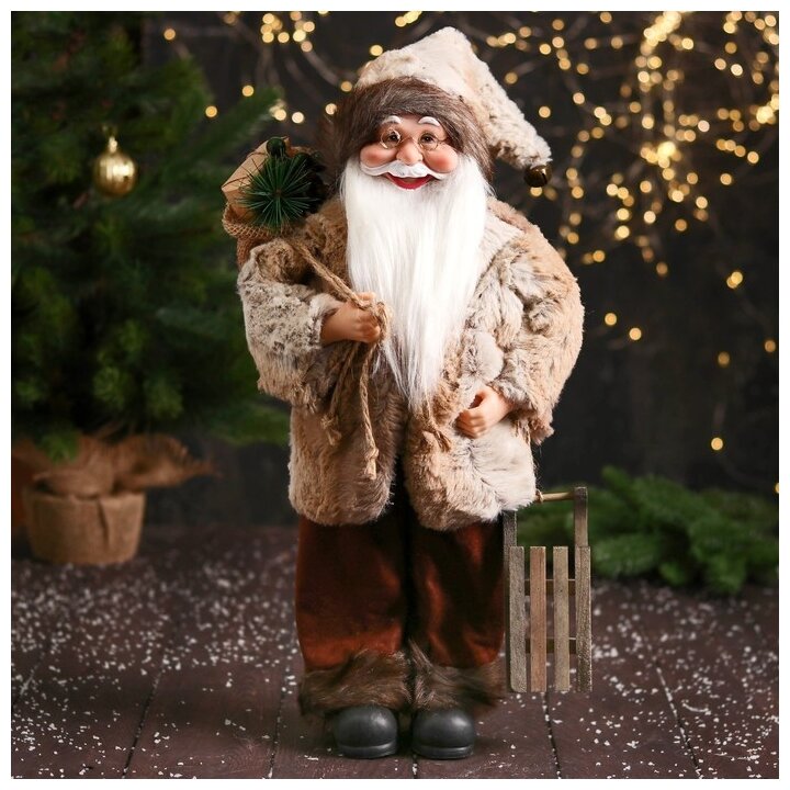 фото Фигурка Зимнее волшебство Дед Мороз в меховом колпачке, подарками и санками 7856771, 47 см
