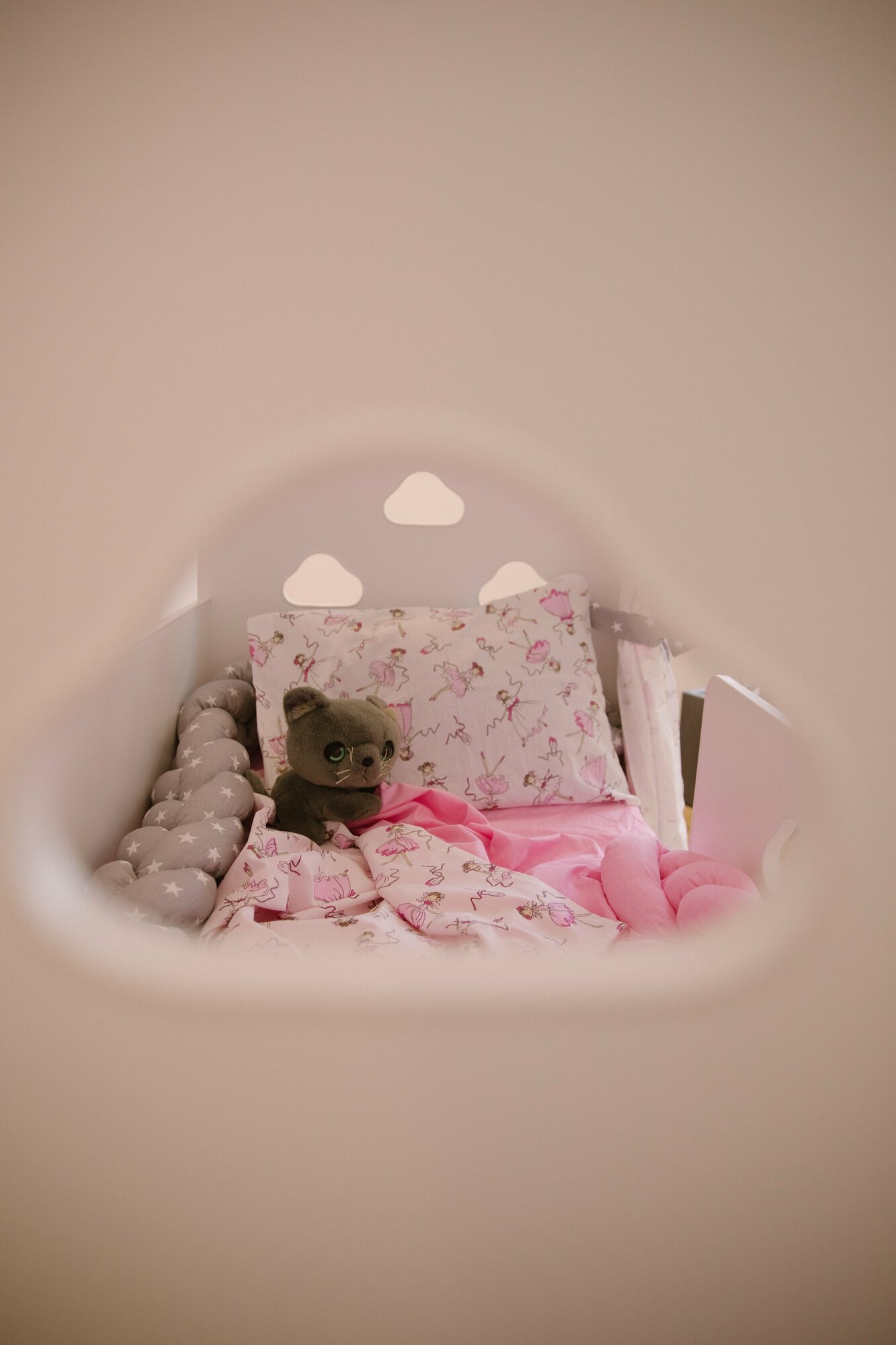 Балдахин с крышей и шторками на детскую кроватку домик, поплин, 100% хлопок, цвет серый с принцессами - фотография № 4