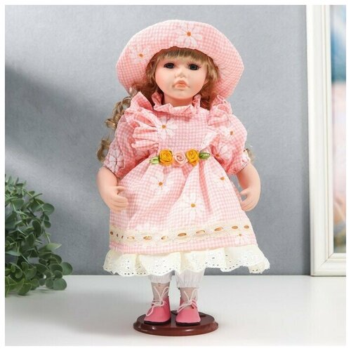 Кукла коллекционная керамика "Маша в розовом платье в клетку с ромашками, в шляпке" 30 см, 1 шт.