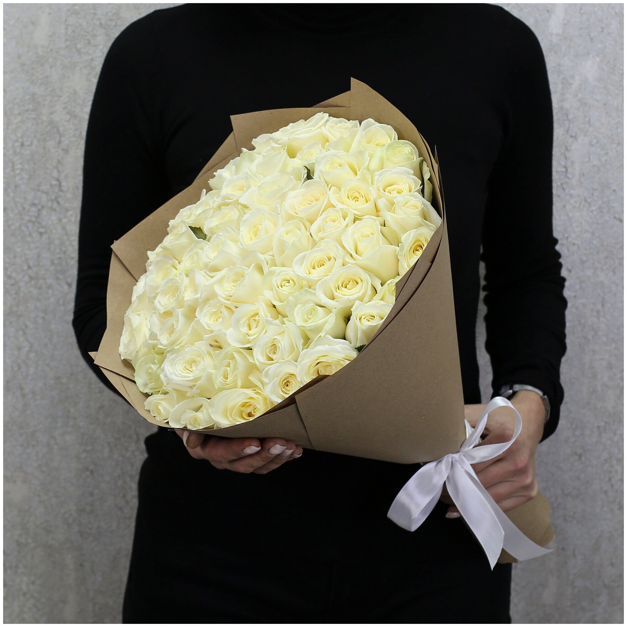 Цветы живые букет из 51 белой розы Аваланч 40 см в крафт- бумаге