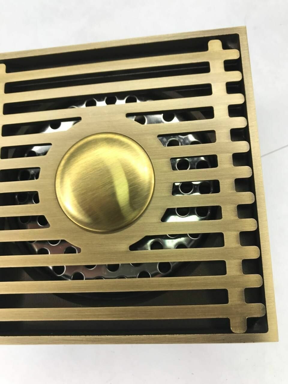 Трап душевой с обратным клапаном(сухой затвор) 100*100мм решетка из нержавеющей стали и латуни прямой цвет бронзовый - фотография № 9