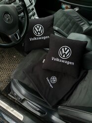 Подарочный автомобильный набор: 2 подушки 30х30см и плед 150х180 см в машину с вышивкой логотипа Volkswagen, цвет черный