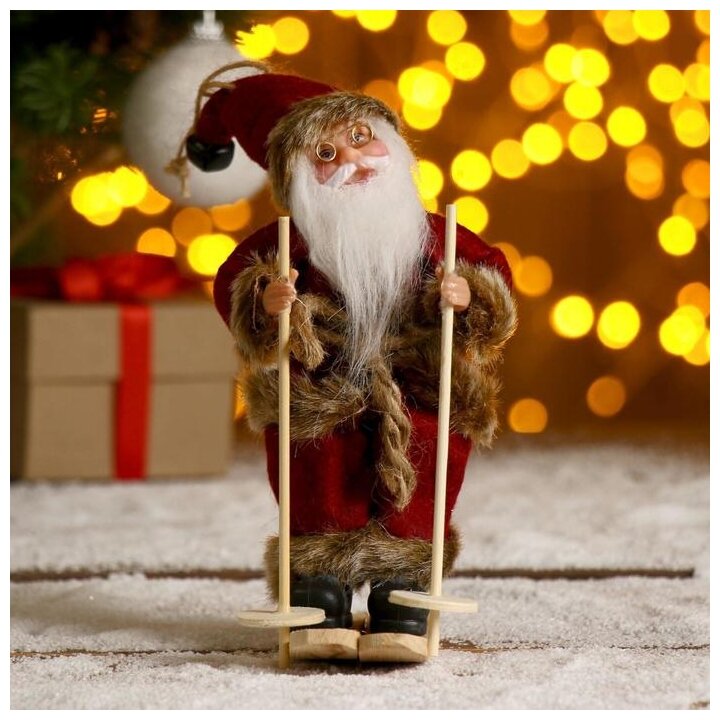 Фигурка Зимнее волшебство Дед Мороз "На лыжах" в бордовом костюме 17 см 3555383