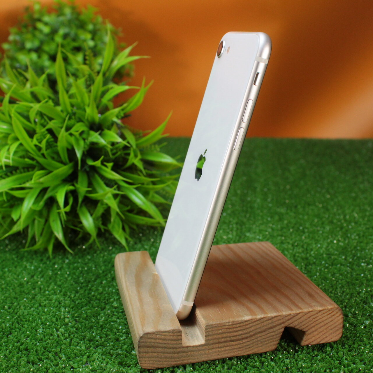 Смартфон Apple iPhone SE 2022 64 ГБ, nano SIM+eSIM, Starlight, Slimbox — фото 1
