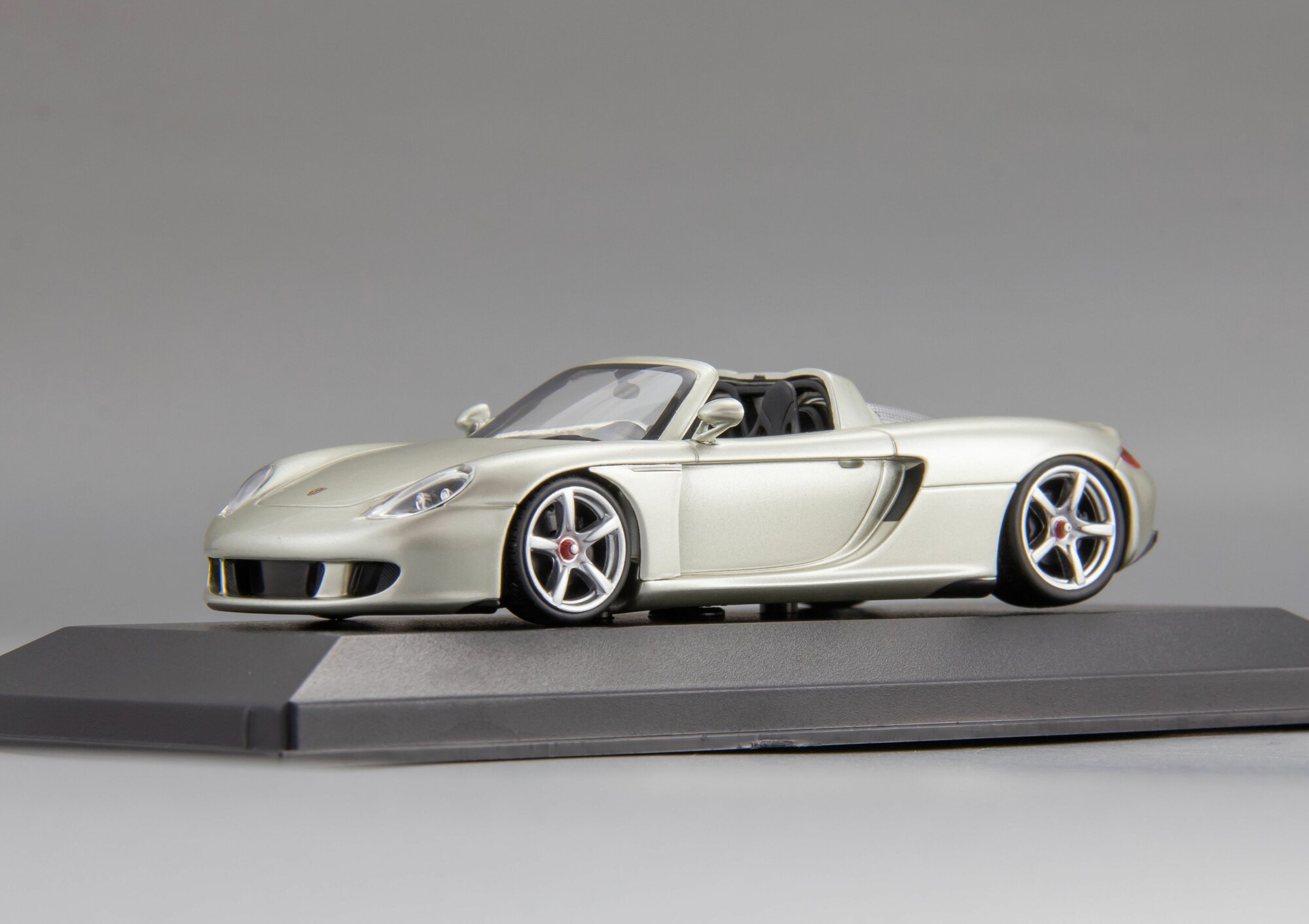 Коллекционная масштабная модель 1:43 Porsche Carrera GT - 2003 от Maxichamps — фото 1