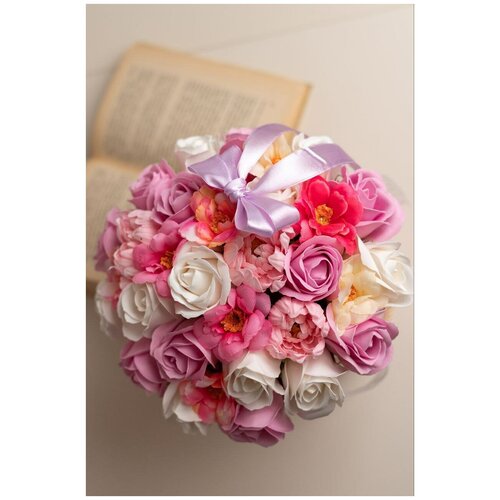 Букет мыльных цветов в коробке. Цвет розовый. С декором из кружева и лент.