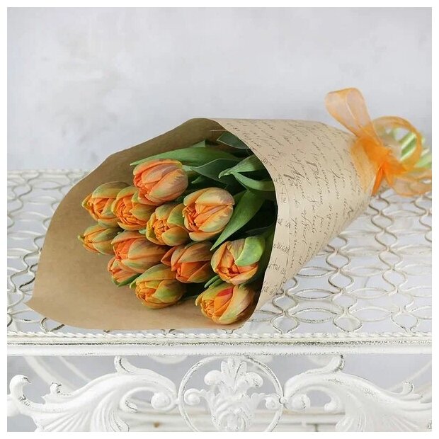 Букет живых цветов из 11 оранжевых махровых тюльпанов в крафте