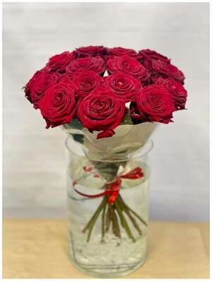 Роза красная Ред Наоми 60см 7 шт