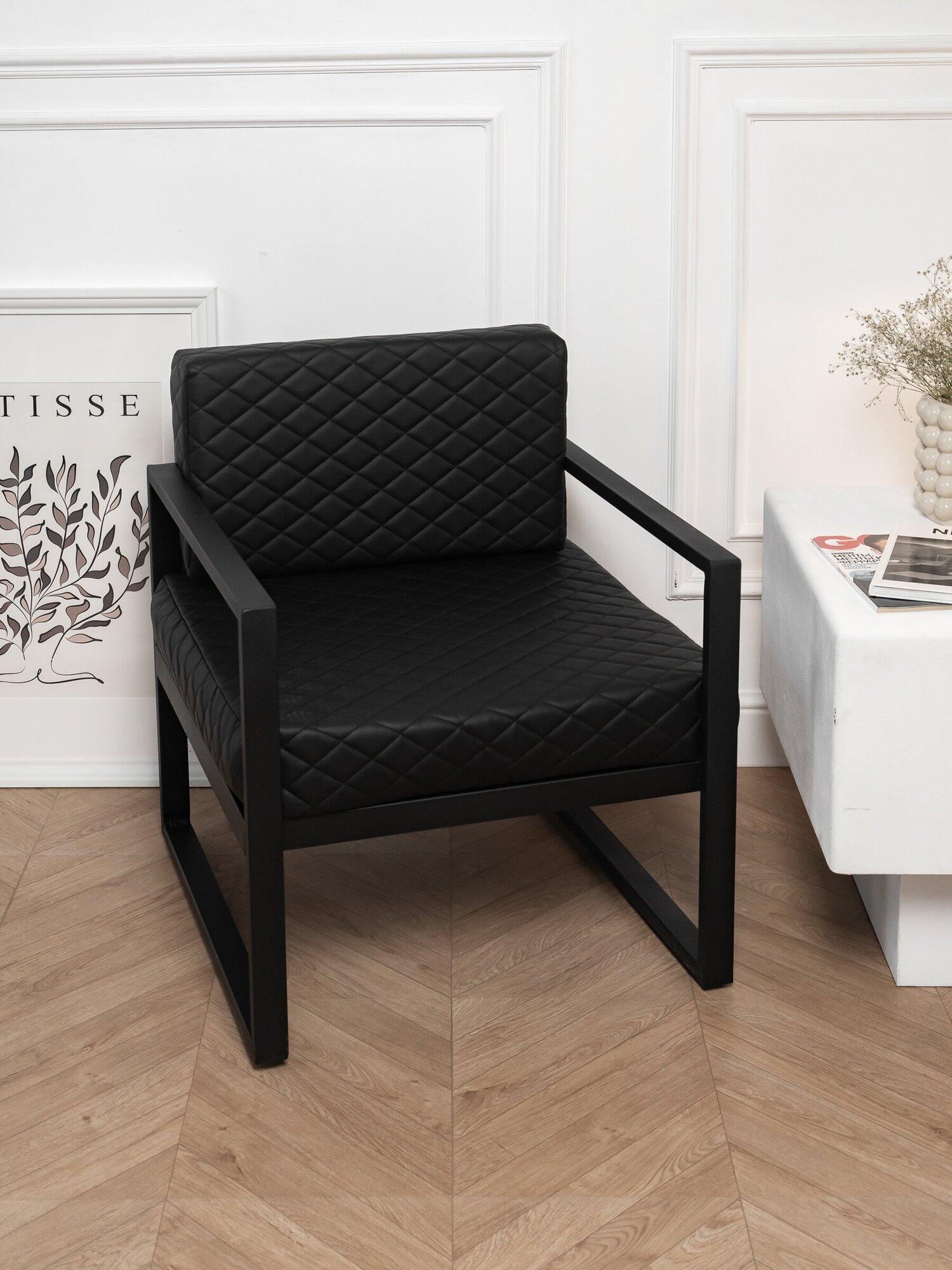 Кресло в стиле Лофт для гостиной, для офиса, кабинета. Черное с черной подушкой - фотография № 1