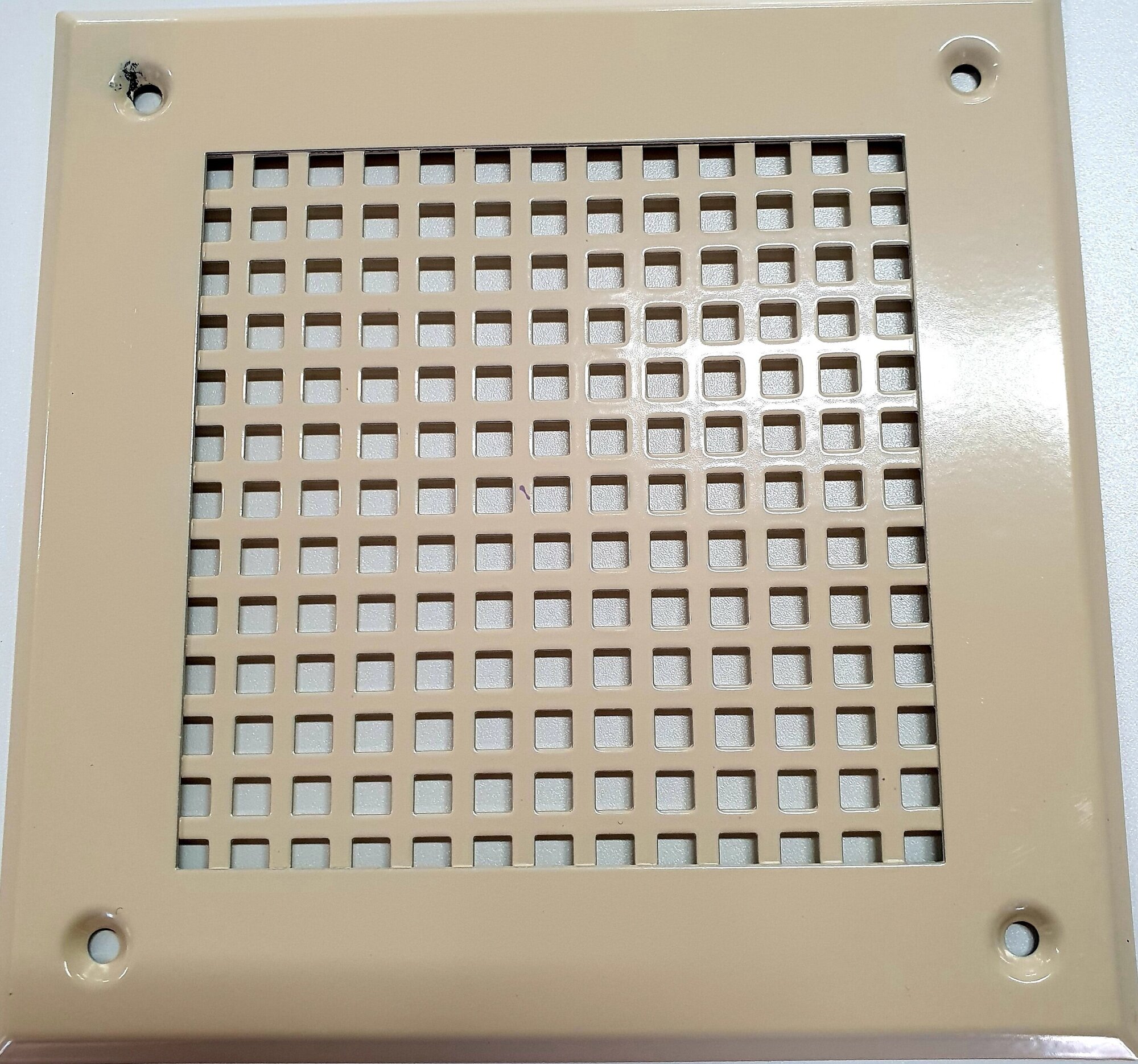 Вентиляционная решетка металлическая 150х150 мм, тип перфорации крупный квадрат(Qg 5-8), кремовый RAL-1015