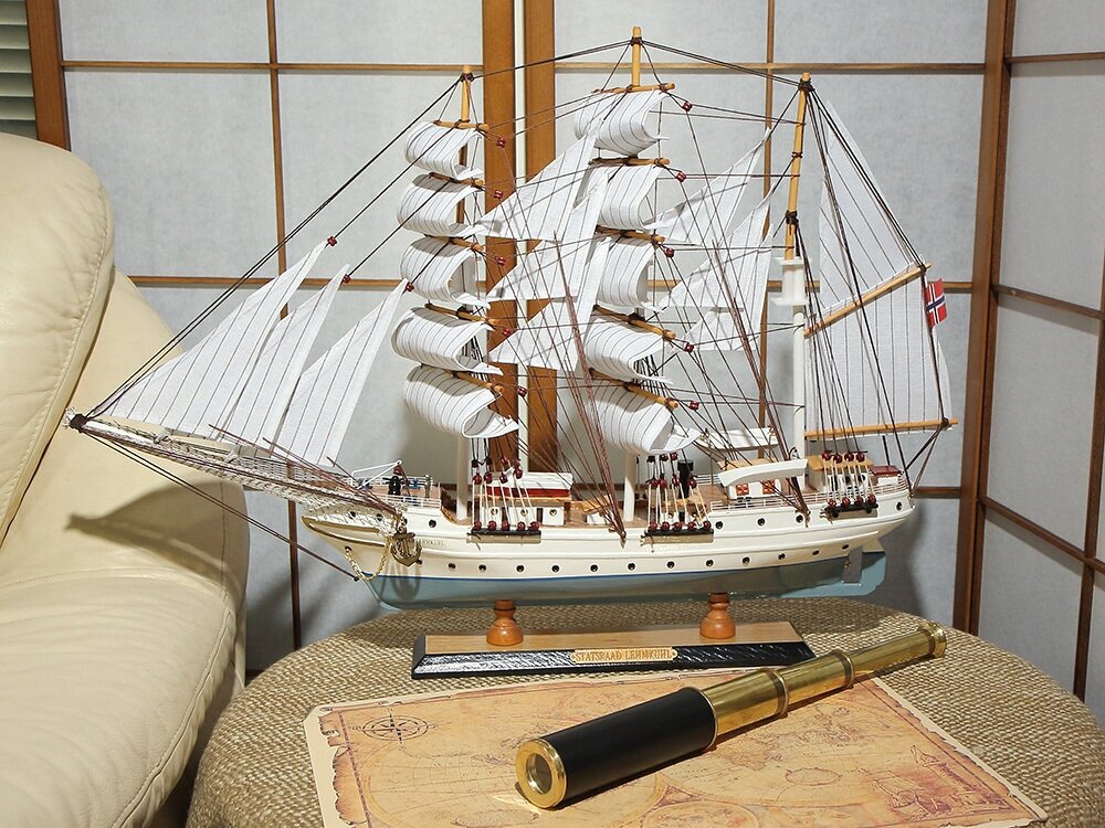 Модель парусника 'Statsraad lehmkuhl'