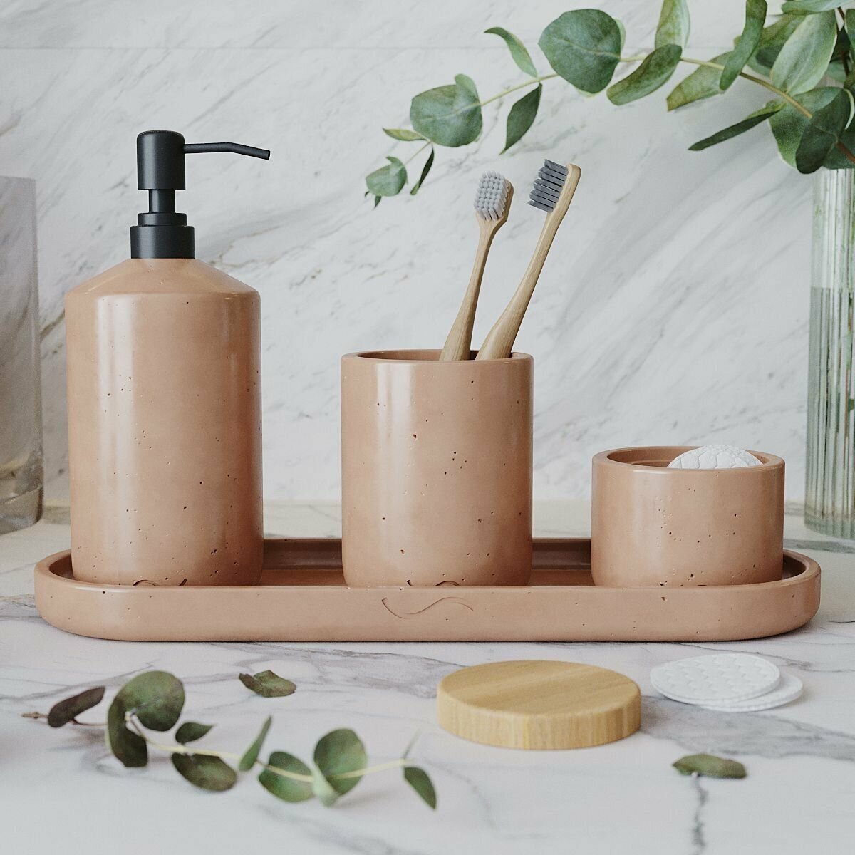фото Набор для ванной комнаты Astrid 20 (стакан, дозатор для мыла с черной насадкой, емкость с деревянной крышкой, поднос), бетон