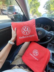 Автомобильная подушка 30х30см и плед 150х150 см в машину с вышивкой логотипа Volkswagen, цвет красный