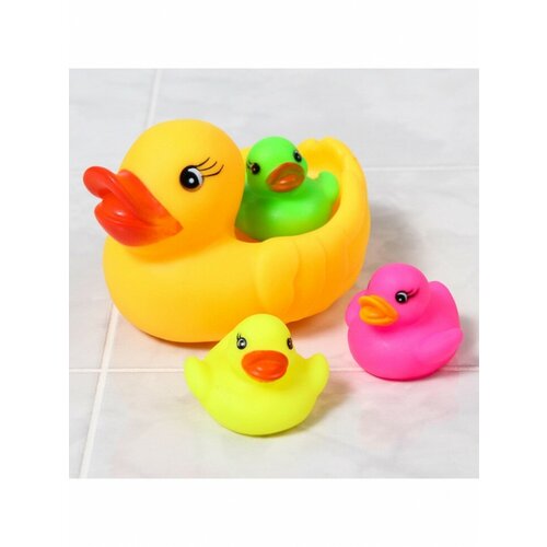 Набор игрушек для игры в ванне «Цветные уточки»: мыльница + игрушки 3 шт. 14см