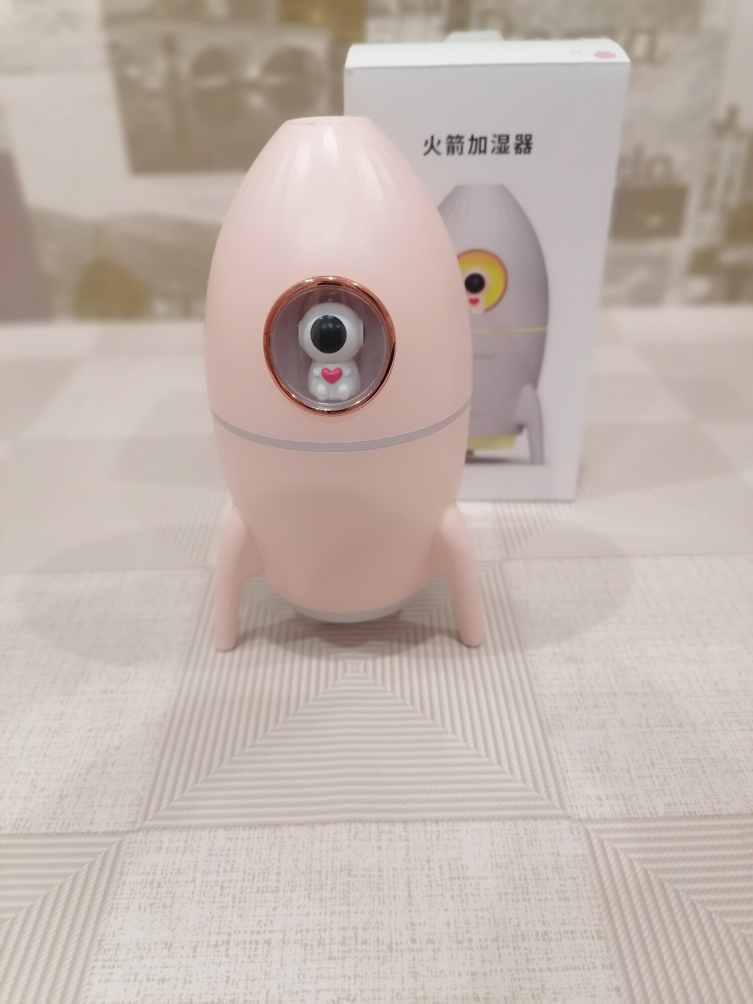 Компактный мини ультразвуковой увлажнитель воздуха и аромадиффузор для дома и квартиры с подсветкой - ночник Ракета, розовый - фотография № 5
