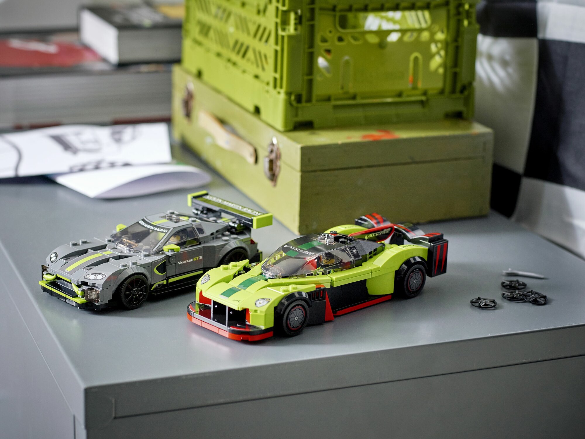 Конструктор LEGO Speed Champions 76910 "Aston Martin Valkyrie AMR Pro и Aston Martin Vantage GT3" - фото №16