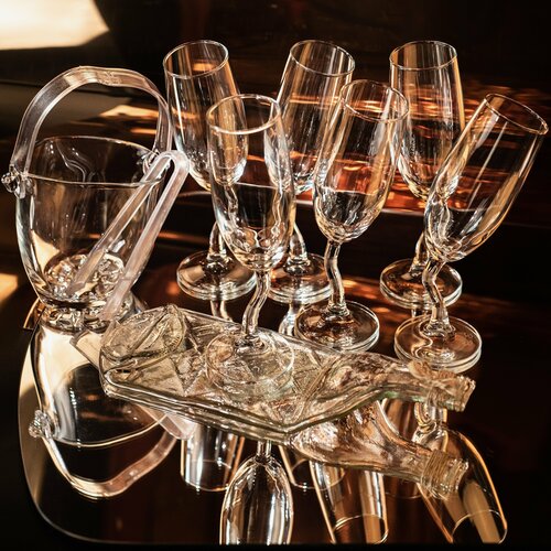 Подарочный набор - шесть бокалов для шампанского, ведерко для льда и блюдо (менажница) из прозрачной винной бутылки серии Хмельное стекло