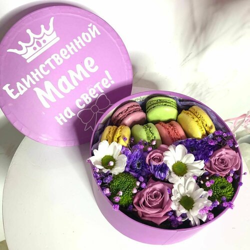 Букет в коробке маме/ Пирожные и цветы букет цветов лилии цвет белый 7 голов