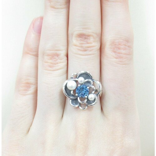 фото Перстень uvi серебряное кольцо с жемчугом и топазом swiss, серебро, 925 проба, оксидирование, жемчуг, топаз, жемчуг культивированный, размер 18, голубой, белый