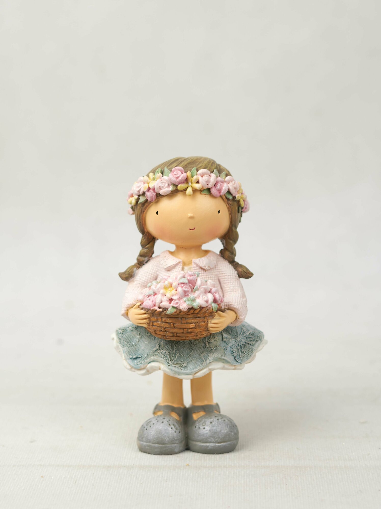 Фигурка декоративная Девушка с корзиной цветов