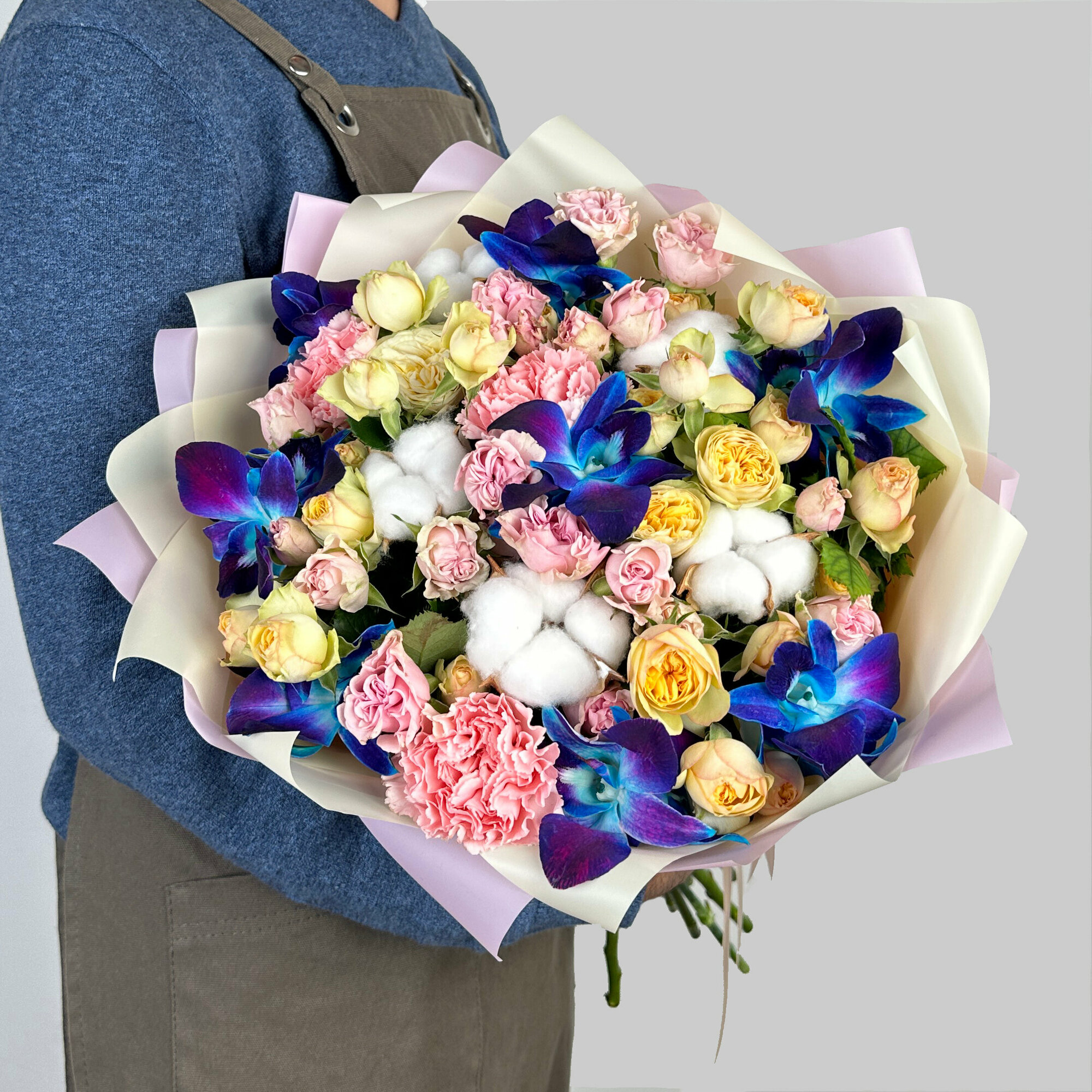 Букет живых цветов. Сборный букет из кустовых роз, диантуса и орхидеи. Букет 625 ALMOND ROSES