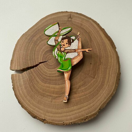Брошь Создашева Анна Брошь гимнастка деревянная ручной работы / Значок из дерева авторский, зеленый, бежевый