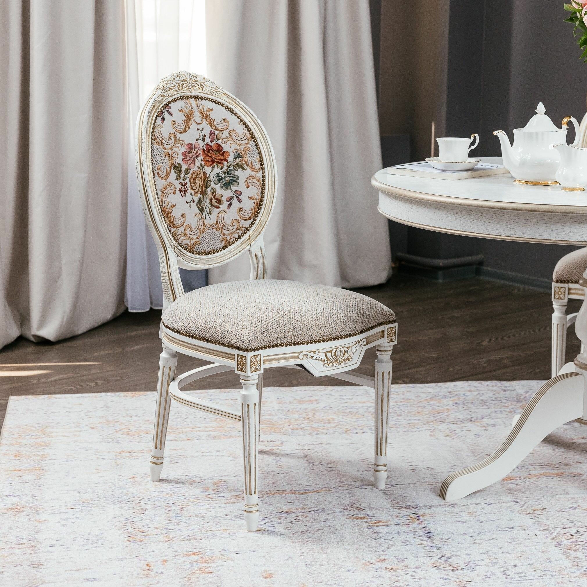 фото Стул деревянный Венеция для кухни с мягким сиденьем со спинкой для дома для дачи классический из массива дуба белый, эмаль белая, золотая патина