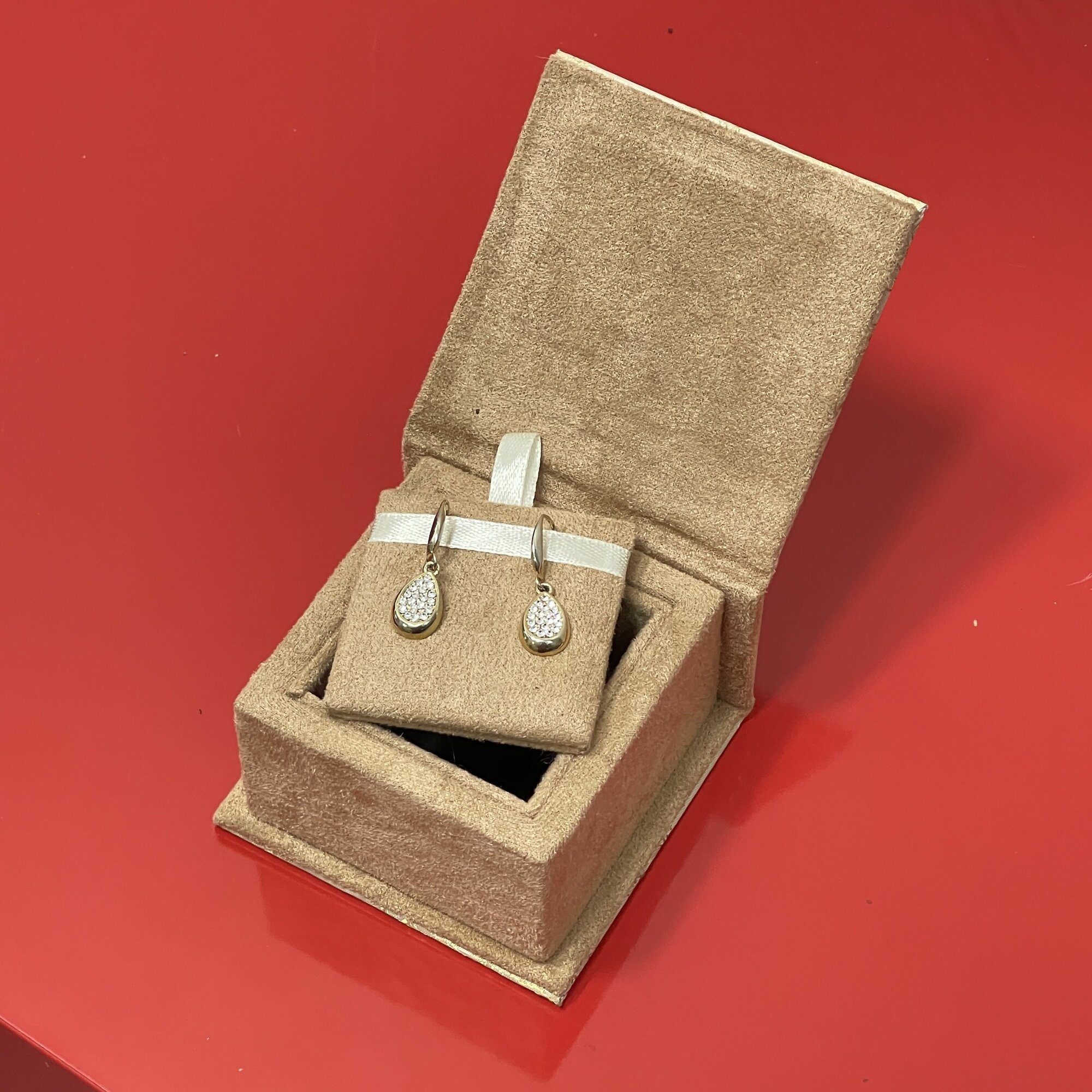 Коробочка для кольца или серег золотистая / Футляр для украшений / Коробочка для ювелирных украшений