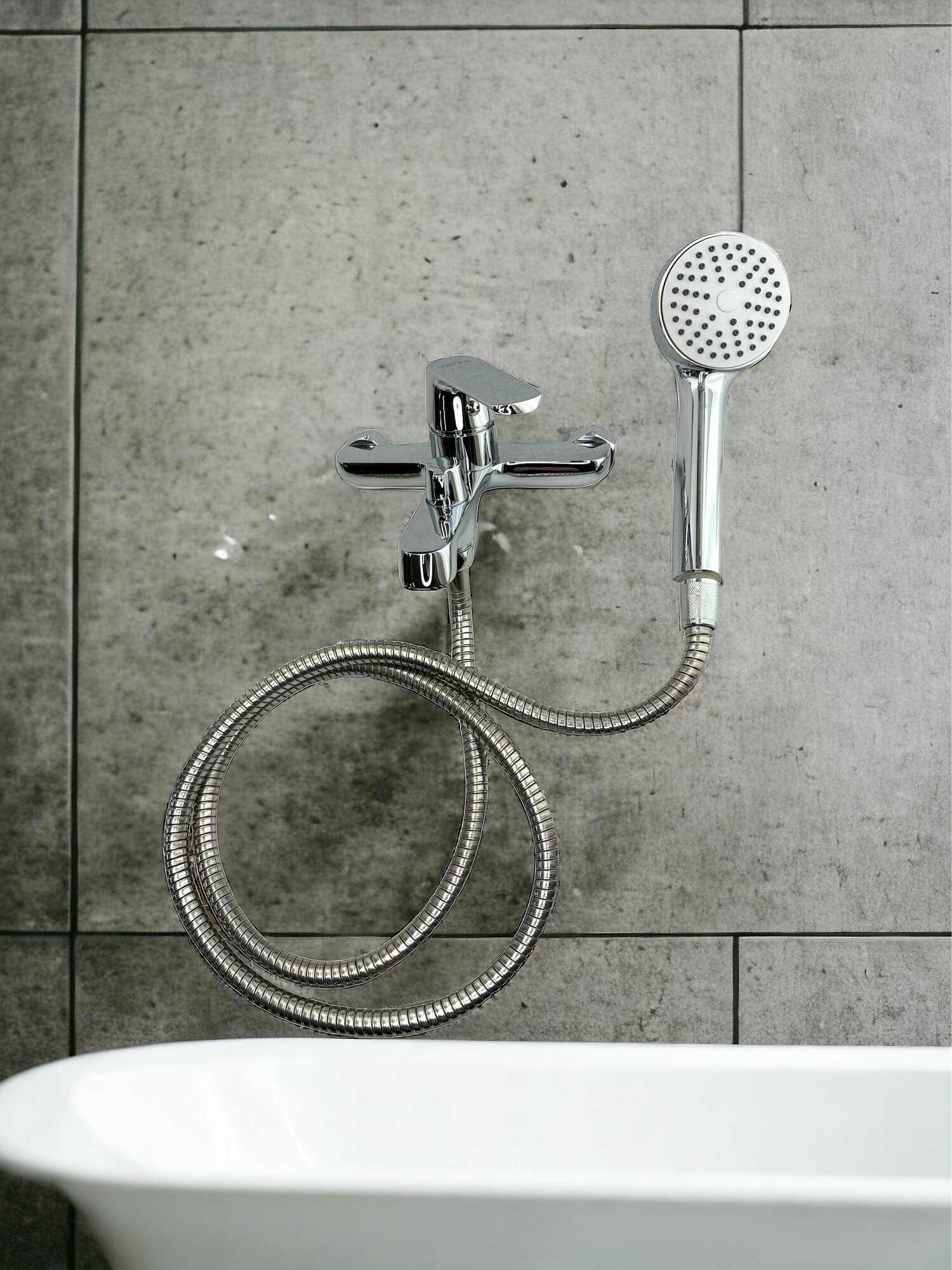 Смеситель для ванны и душа OUTE однорычажный, излив монолитный 110 мм, хром, выполнен из латуни.